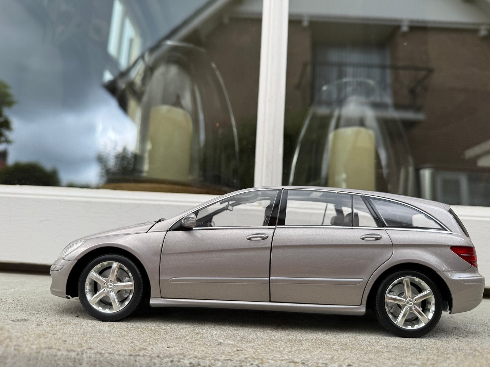 1:18 Mercedes R-Klasse R500 Cubanit Zilver W251 Minichamps, Minichamps, Auto, Ophalen of Verzenden, Zo goed als nieuw