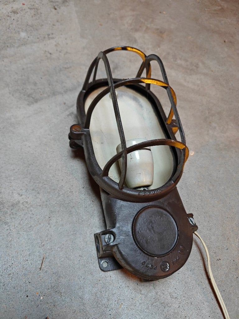 Vintage wandlamp bakkeliet ijzer, Huis en Inrichting, Met snoer/stekker, Gebruikt, Metaal, Overige kleuren