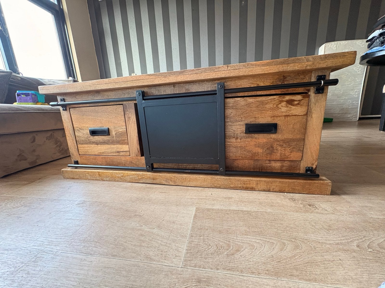 Mooie mango houten salontafel met schuifdeuren en lades, Huis en Inrichting, Tafels | Salontafels, Ophalen, Gebruikt, 100 tot 150 cm