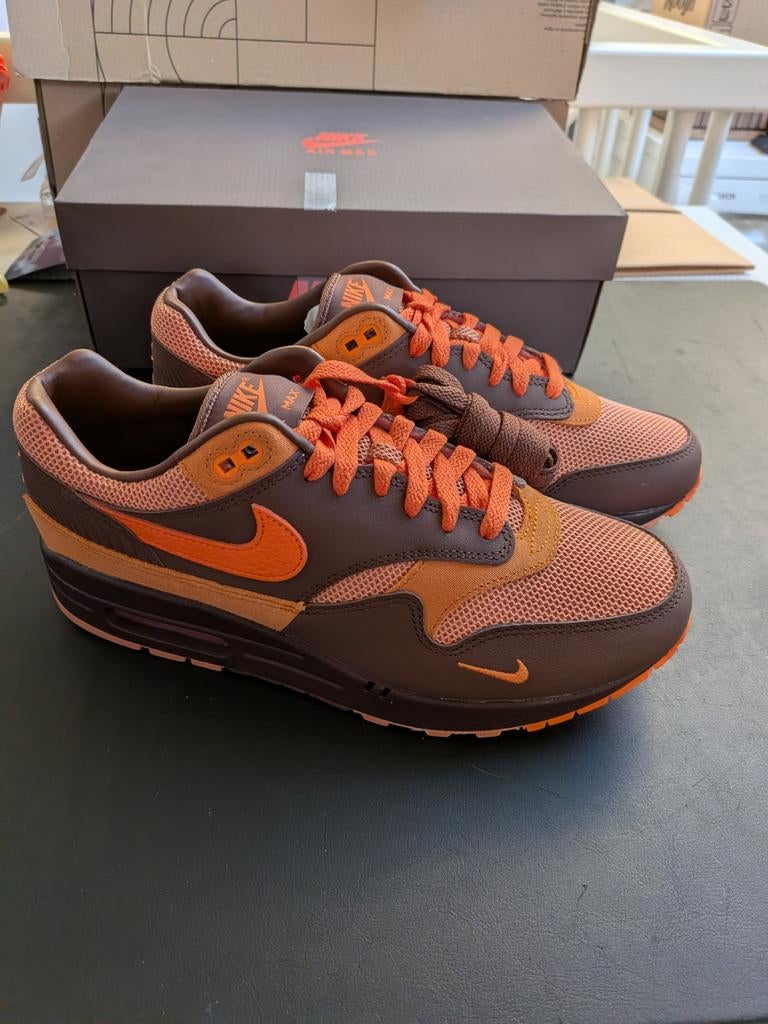 Nike Air Max 1 Kingsday Cacao/Bright Mandarin - Maat 42,5, Bruin, Nike, Nieuw, Ophalen of Verzenden