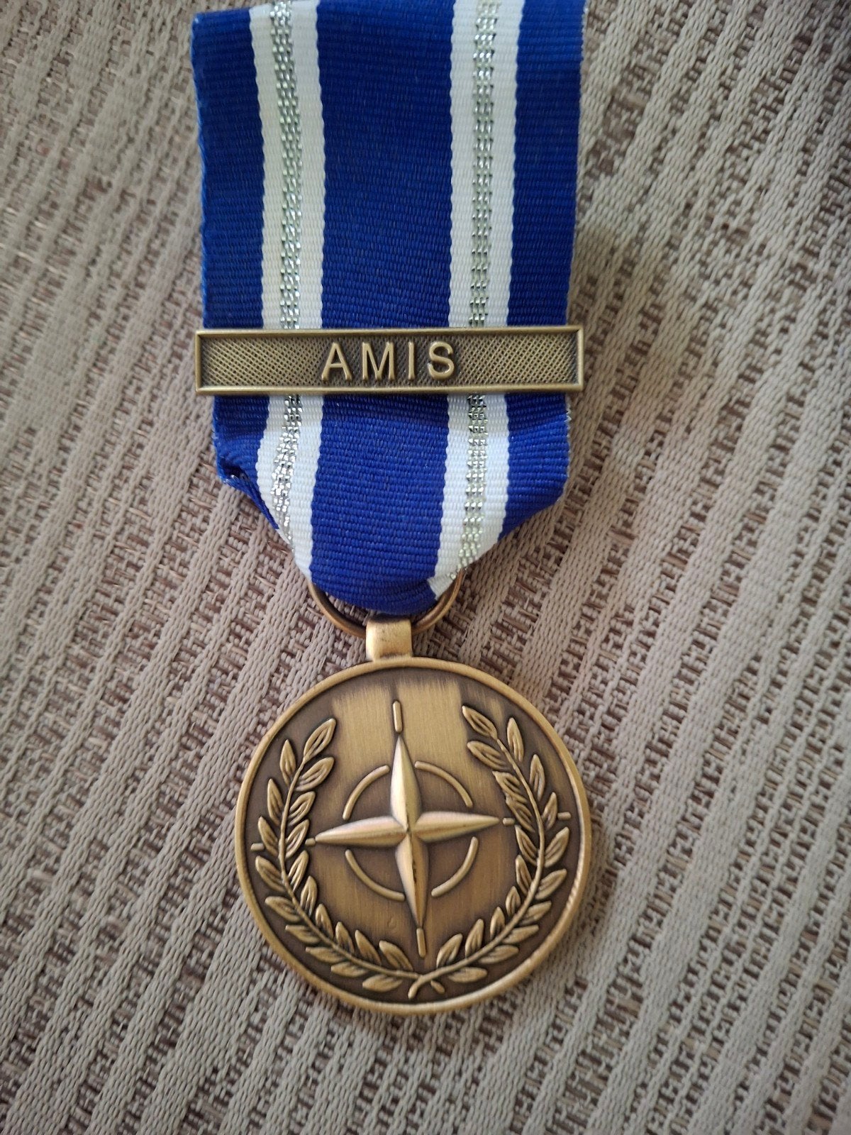 NATO AMIS Medaille (Soedan) - Inclusief Portokosten, Ophalen of Verzenden, Landmacht, Nederland, Lintje, Medaille of Wings