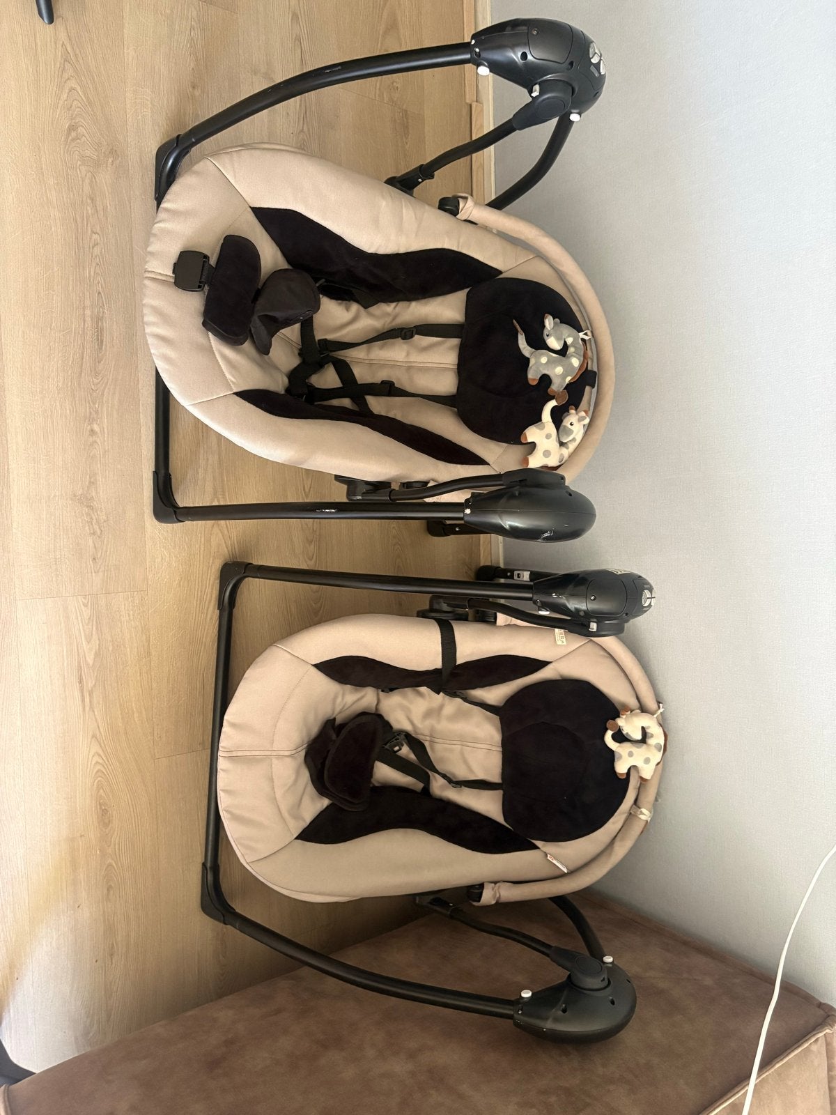 2x Baby schommelstoel/wiegje - ideaal voor tweeling, Ophalen, Zo goed als nieuw