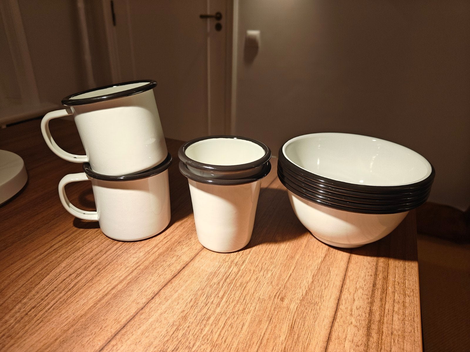 Dille en Kamille Emaille servies Wit met Zwarte Rand, Ophalen of Verzenden, Zo goed als nieuw, Keramiek, Overige stijlen