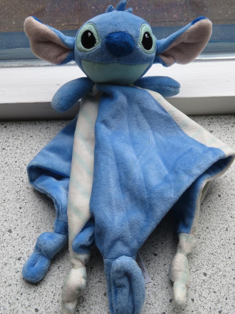 Disney Stitch Knuffeldoek met geborduurde ogen Primark Baby, Kinderen en Baby's, Speelgoed | Knuffels en Pluche, Disney, Disney