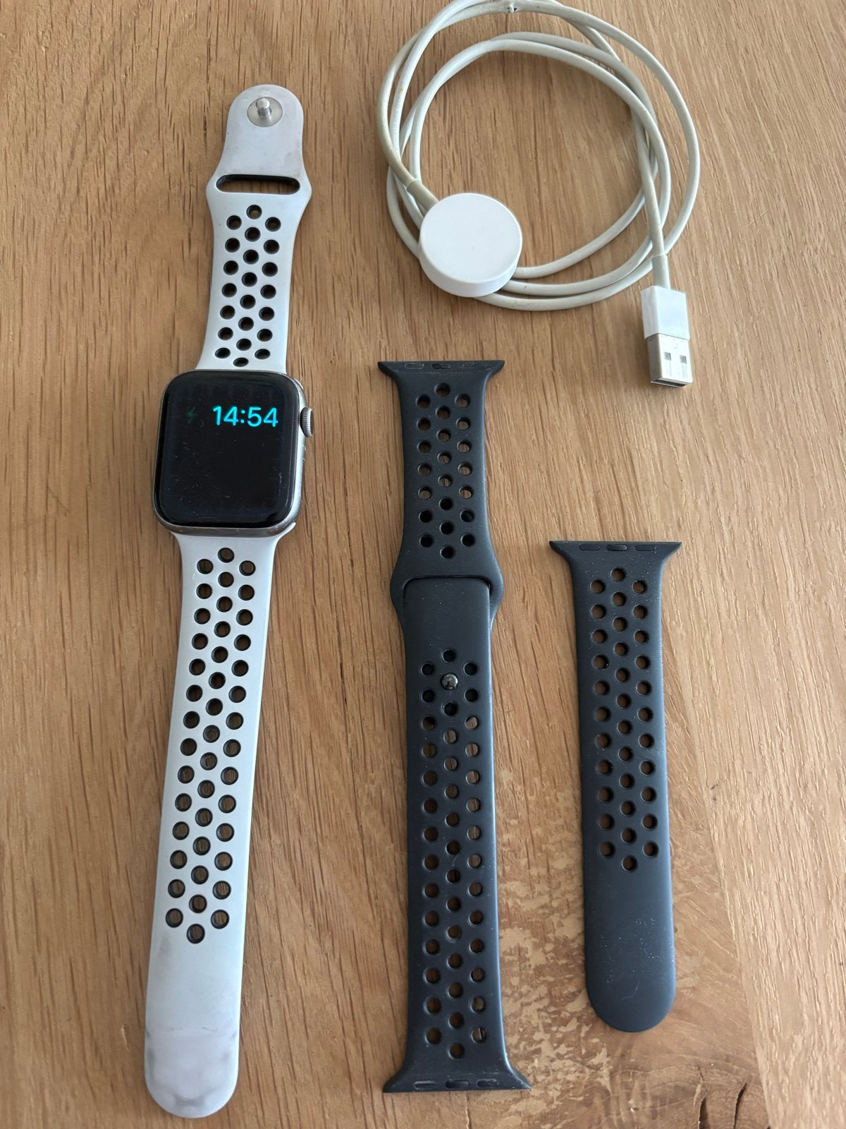 Apple Watch Nike Series 4 met 2 bandjes en oplader, Sieraden, Tassen en Uiterlijk, Smartwatches, Zwart, IOS, Ophalen of Verzenden