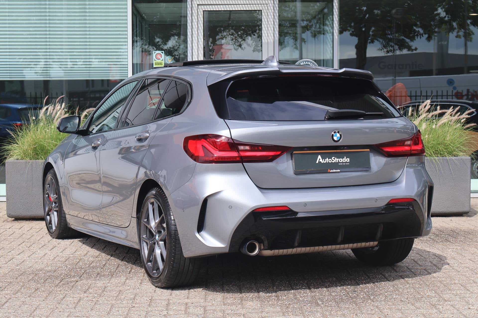 BMW 1-Serie (f40) 118i M-Sport | Pano | Shadow | Leder | Har, Dealer onderhouden, 136 pk, Gebruikt, Met garantie (alle)