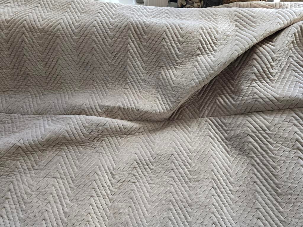 Beige bankhoezen gewatteerde sprei met zigzagpatroon, Huis en Inrichting, Ophalen of Verzenden, Zo goed als nieuw, Beige, Rechthoekig