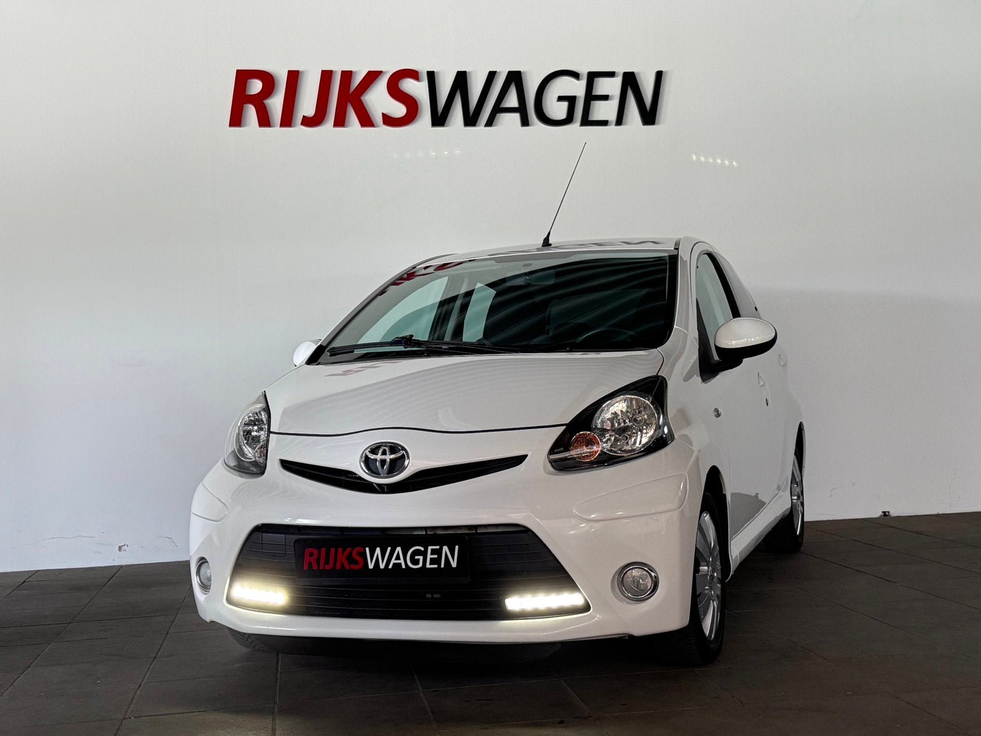 Toyota Aygo 1.0 VVT-i Aspiration LED/Airco/Bluetooth, Auto's, Voorwielaandrijving, Dealer onderhouden, Stof, Gebruikt