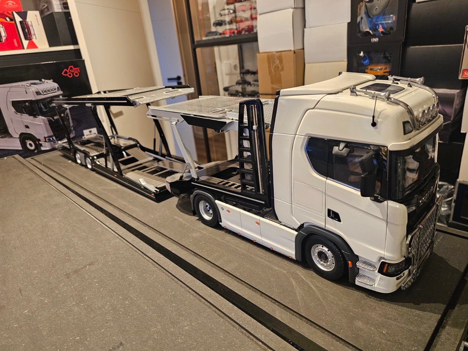 NZG SCANIA V8 730s + Lohr trailer 1:18, Hobby en Vrije tijd, Ophalen of Verzenden, Zo goed als nieuw, Bus of Vrachtwagen, NZG