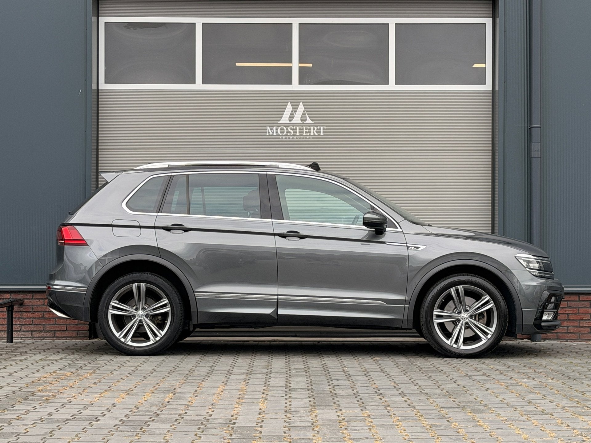 Volkswagen Tiguan 2.0 TSI/220pk 4Motion Highline Business R|, Gebruikt, 4 cilinders, 1984 cc, 2500 kg