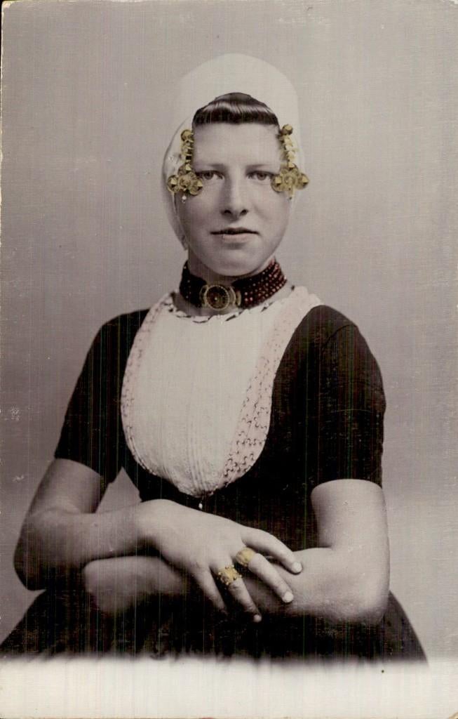 Vrouw in klederdracht - Sieraden en muts, Ophalen of Verzenden, Voor 1920, Ongelopen, Friesland