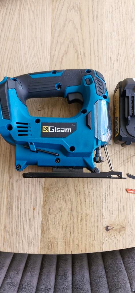 Gisam Decoupeerzaag met 2 accu's en zaagbladen, Doe-het-zelf en Verbouw, Gereedschap | Zaagmachines, Gisam, Decoupeerzaag, 600 tot 1200 watt