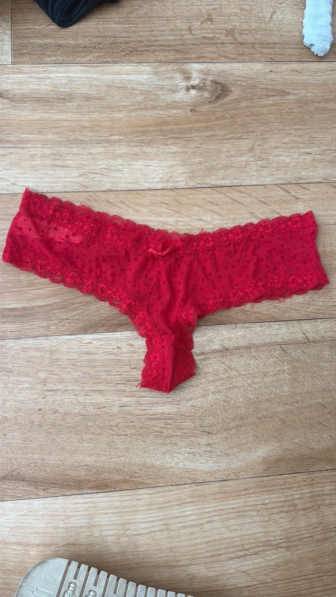 Hunkemöller rode string met kant, Kleding | Dames, Ondergoed en Lingerie, String, Rood, Ophalen of Verzenden