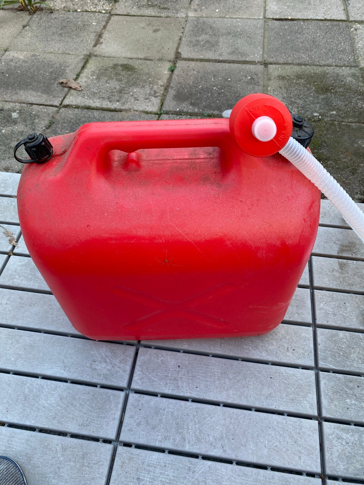 20 liter jerrycan met petroleum en pomp, Ophalen