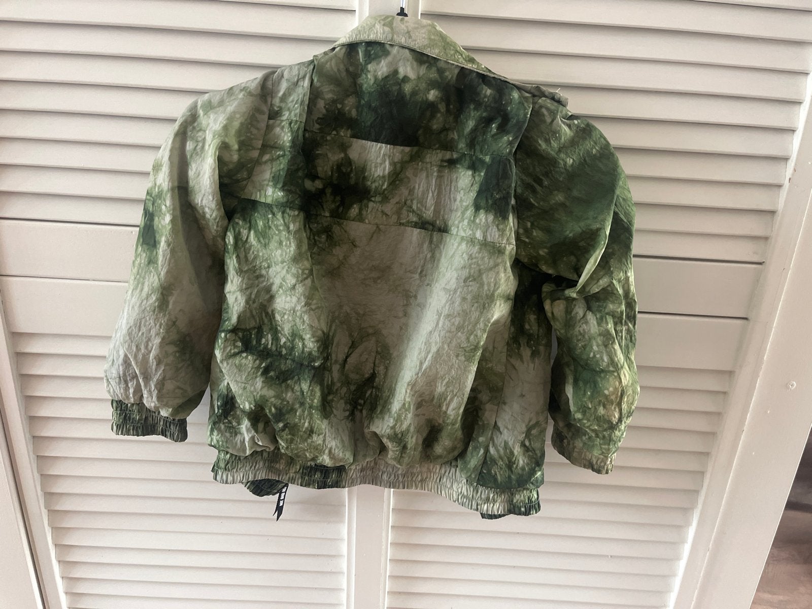 NIK&NIK tussenjas maat 128 groen camouflage, Ophalen of Verzenden, Zo goed als nieuw, Jongen of Meisje, Jas