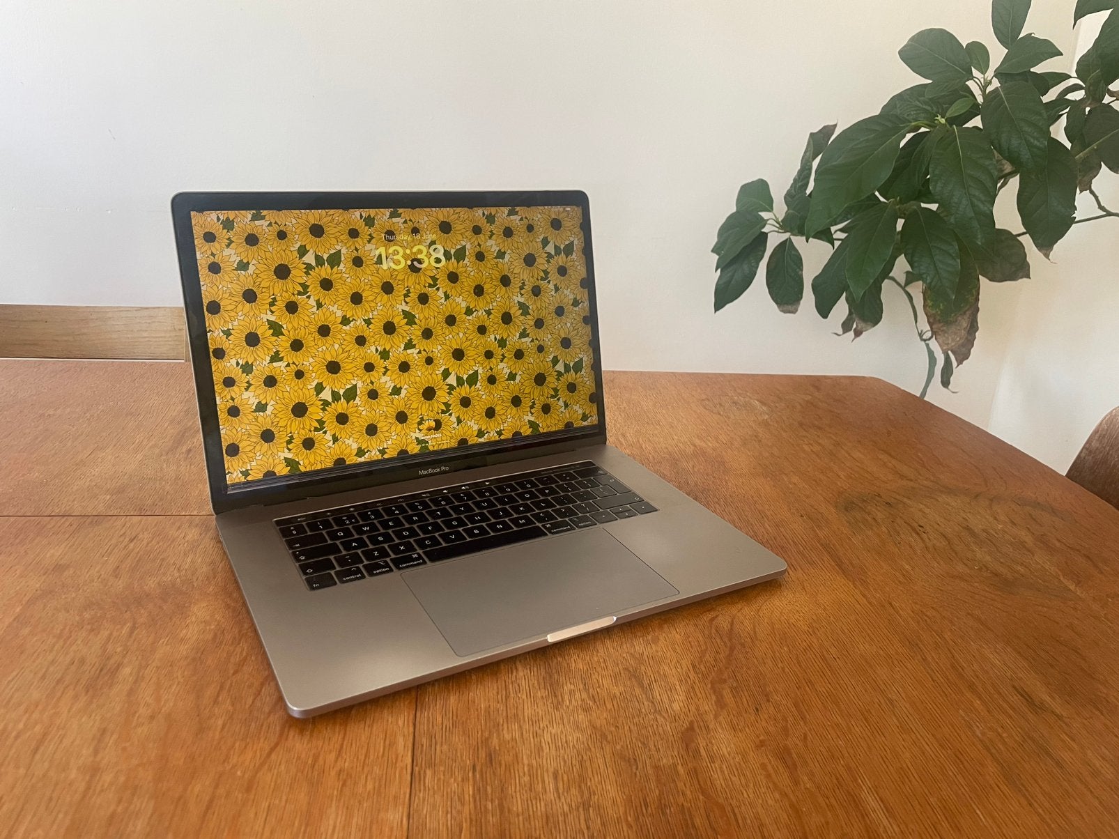 MacBook Pro 2019 16GB 256ssd Touch Bar (licht defect scherm), Computers en Software, Gebruikt, 256 GB, 2 tot 3 Ghz, 16 GB