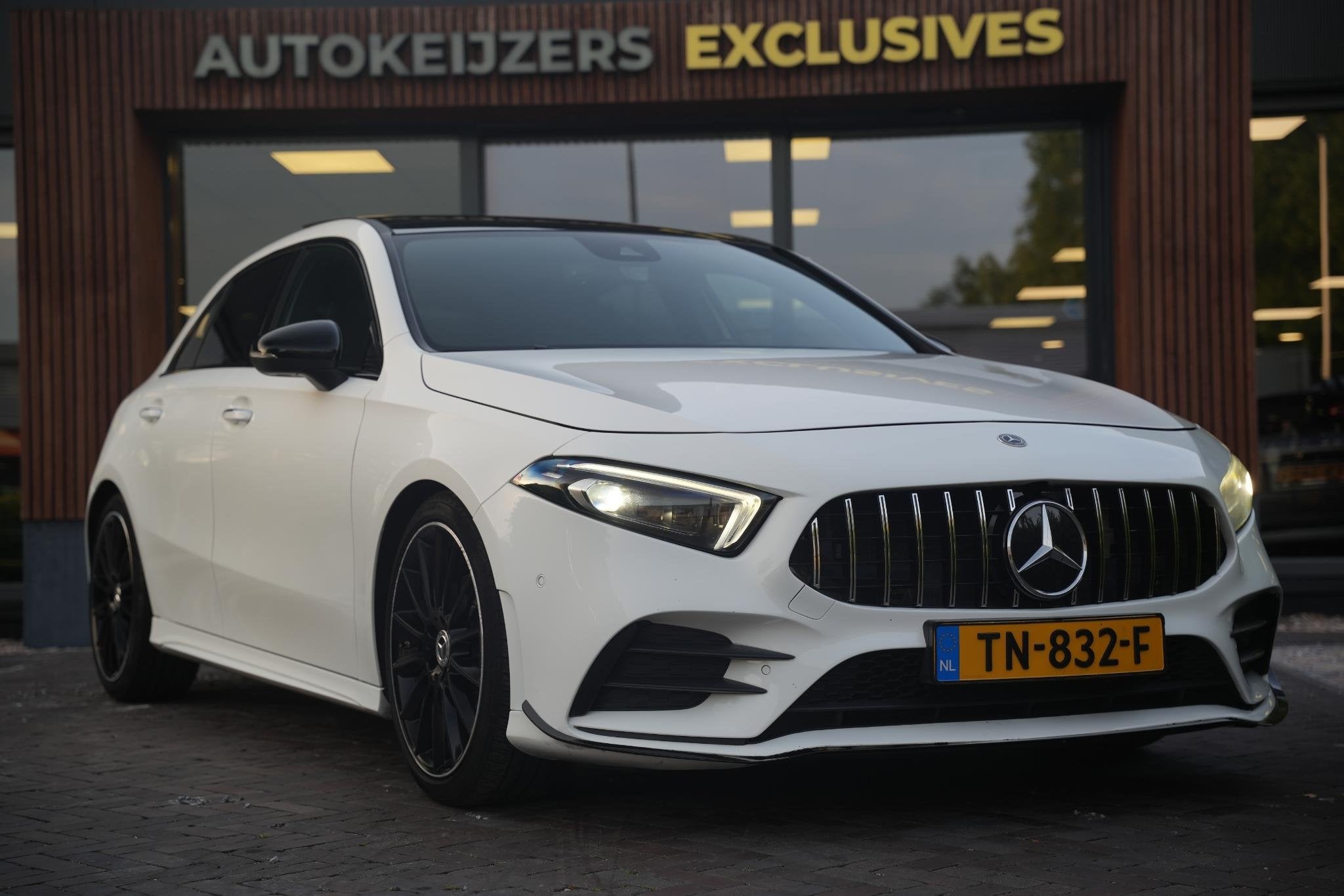 Mercedes-Benz A-klasse 200 Launch Edition Premium Plus AMG p, Gebruikt, Euro 6, 4 cilinders, Leder en Stof