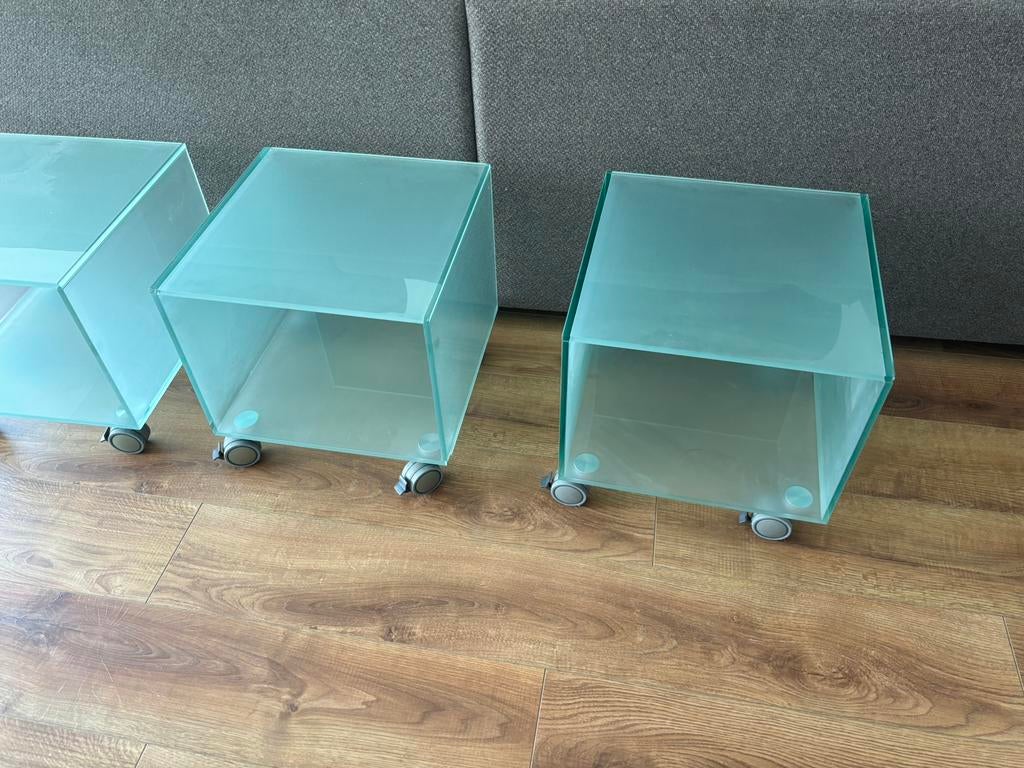 Set van 3 glazen kubus bijzettafeltjes op wieltjes, Huis en Inrichting, Minder dan 45 cm, Minder dan 55 cm, Vierkant, Ophalen of Verzenden