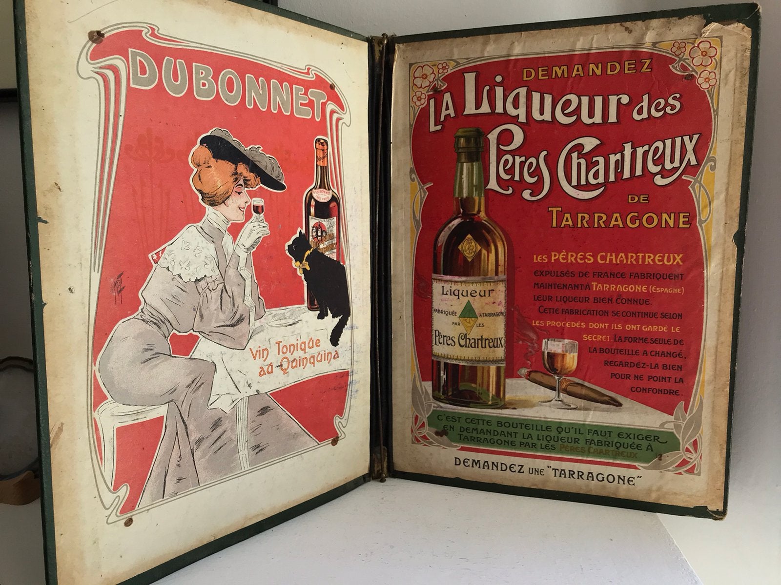 Map reclame poster Dubonnet en likeur Peres Chartreux 1900, Ophalen of Verzenden, Gebruikt, Reclamebord