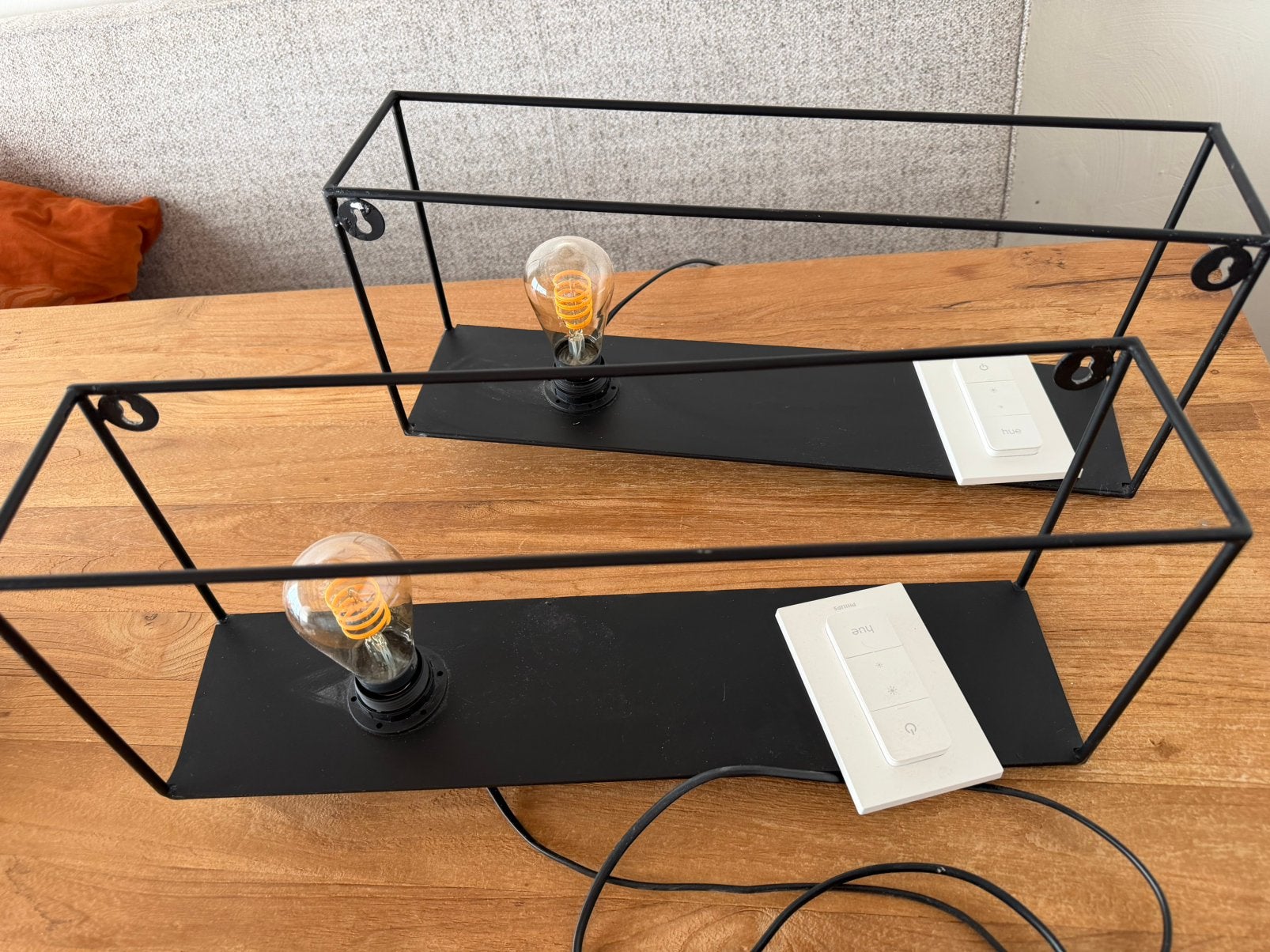 2x zwart metalen nachtkastjes, Hue lamp, afstandsbediening, Ophalen, Gebruikt, Minder dan 45 cm, Metaal of Aluminium