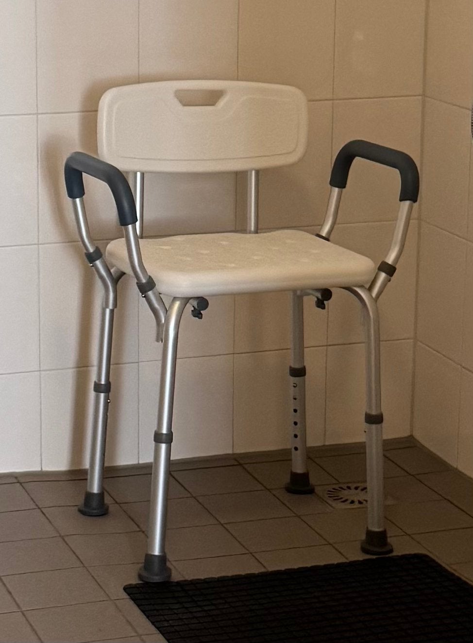 Douchestoel met afn.bare rug en armleuning - verstelb. hoogt, Diversen, Ophalen, Nieuw