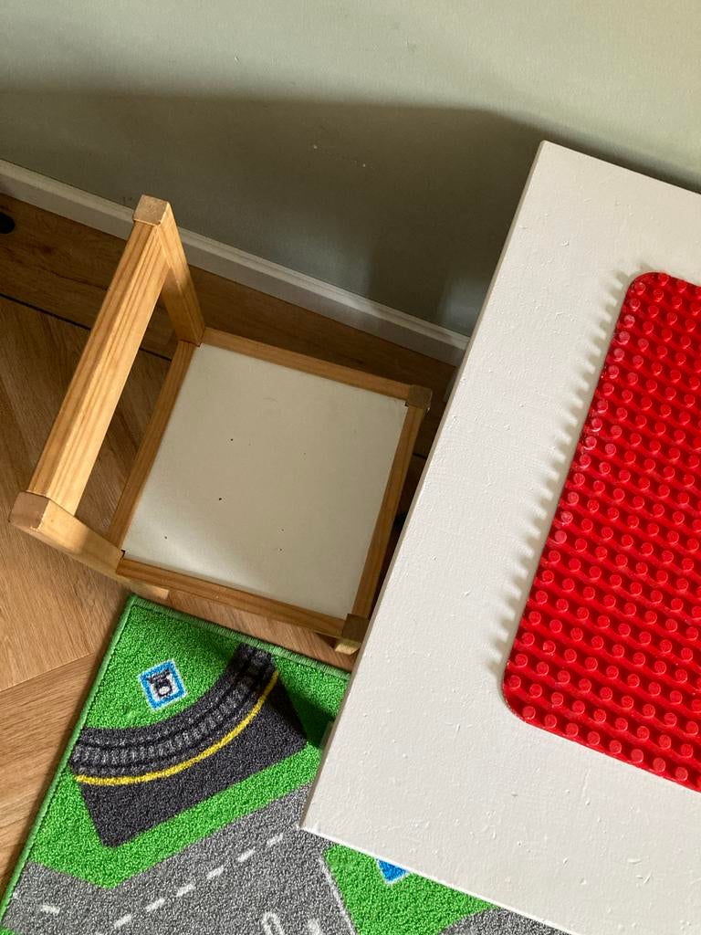 Kinder speeltafel met 2 stoeltjes en Duplo bouwplaat, Ophalen, Gebruikt, Tafel(s) en Stoel(en)