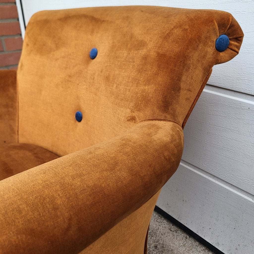 comfortabele Chesterfield stijl fauteuil in stof goud, Huis en Inrichting, Chesterfield, 75 tot 100 cm, Ophalen of Verzenden, Zo goed als nieuw