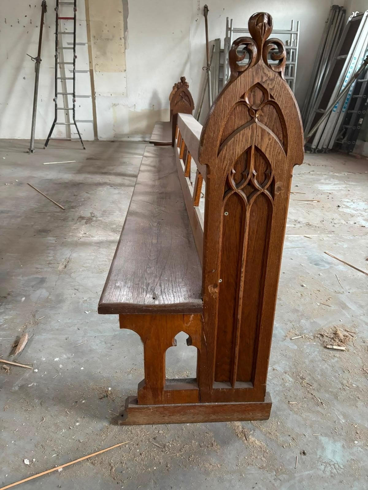Antieke kerkbank van eikenhout, Ophalen