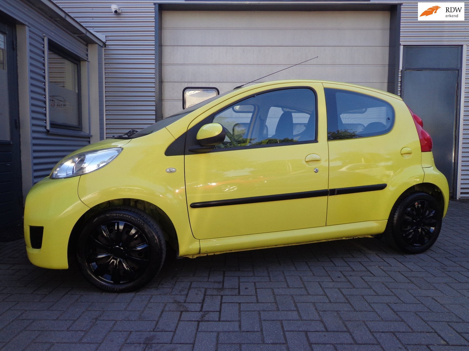 Peugeot 107 1.0-12V XR 5-DRS ! APK 28-09-2027 !, Auto's, Peugeot, Voorwielaandrijving, Stof, Gebruikt, Zwart