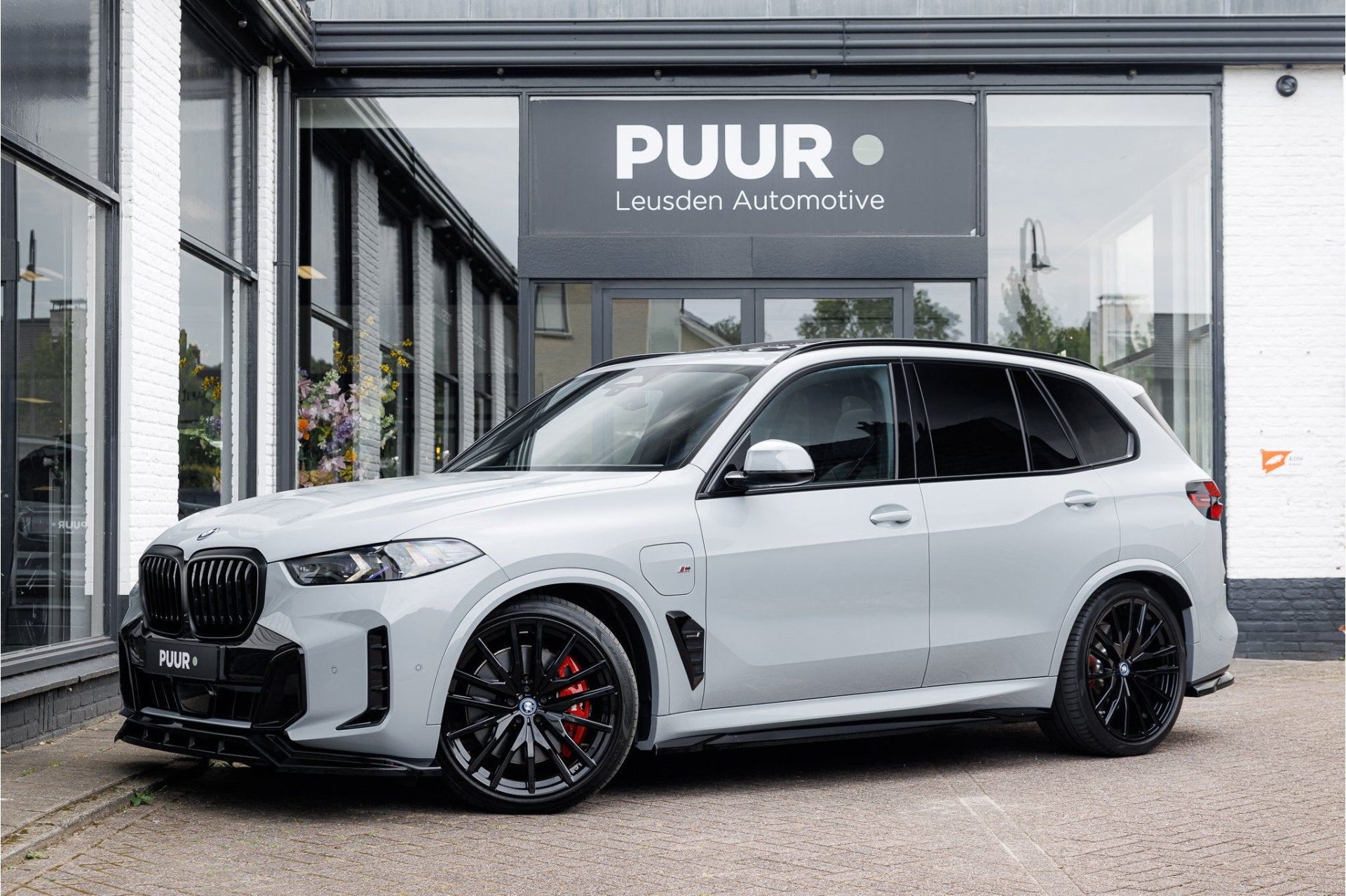 BMW X5 xDrive50e M-Sport PRO Pano - Trekhaak - Brooklyn Grau, Gebruikt, Overige brandstoffen, Automatische klimaatregeling, Leder