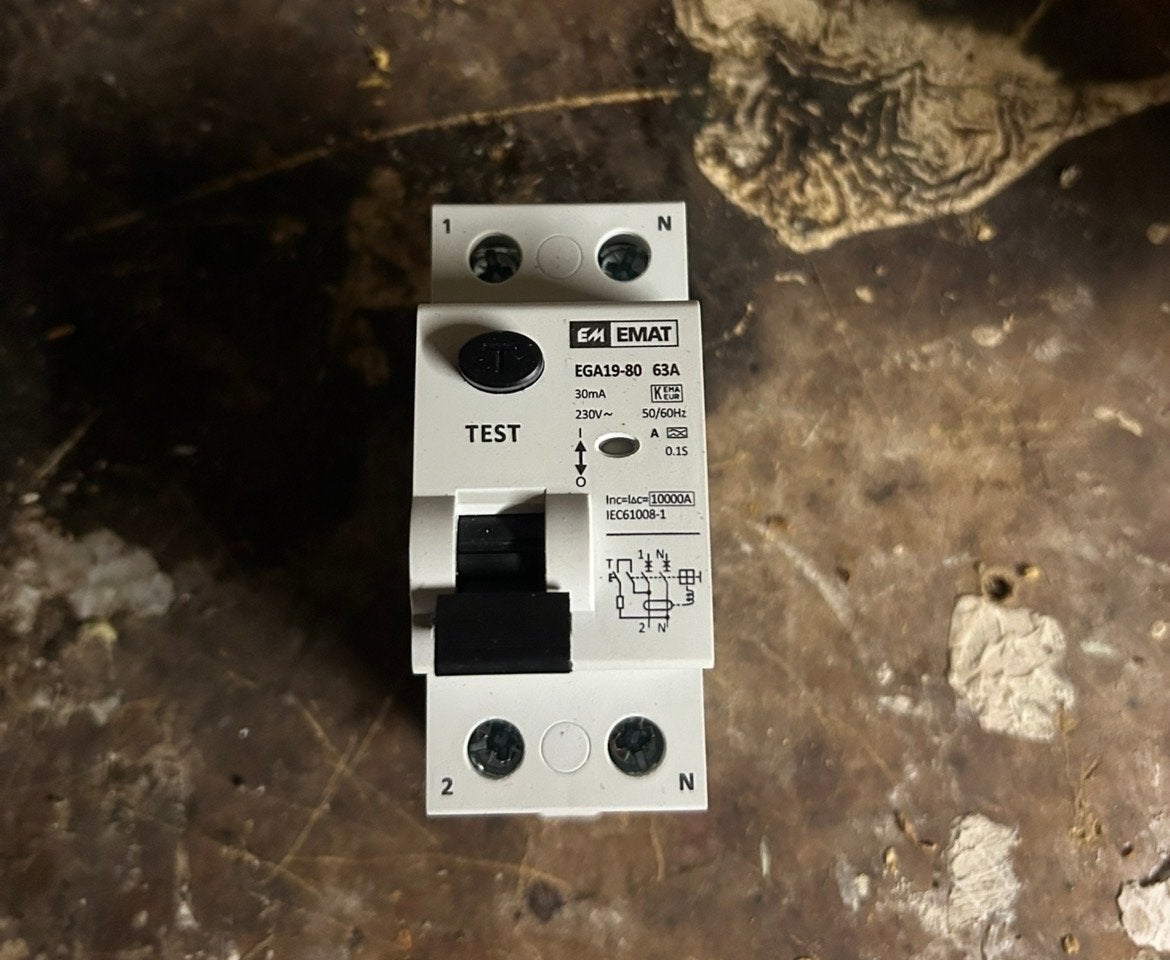 EMAT Aardlekschakelaar 63A 3 stuks, Doe-het-zelf en Verbouw, Elektra en Kabels, Ophalen of Verzenden, Zo goed als nieuw, Emat