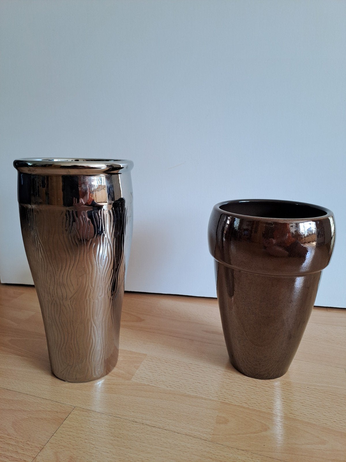 Tweetal decoratieve vazen/potten - brons en/of zilver, Tuin en Terras, Rond, Ophalen of Verzenden, Aardewerk, Minder dan 40 cm