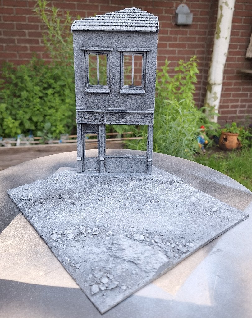 Diorama base met huis - resin 1/35, Verzenden, Zo goed als nieuw, 1:35 tot 1:50, Diorama