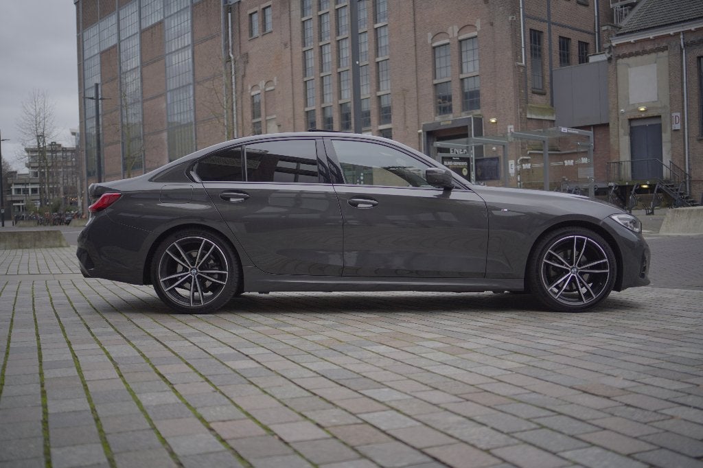 BMW 3-Serie 320i M-sport | Full-option | Davitgrau | NL, Auto's, BMW, 1998 cc, Zwart, 4 cilinders, Lichtsensor