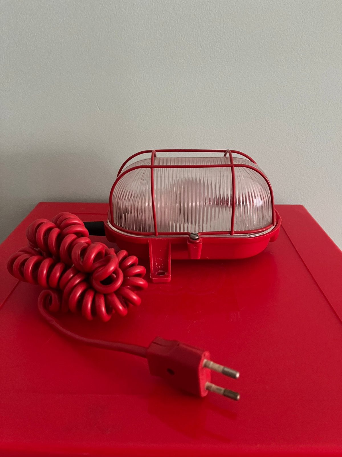 VINTAGE INDUSTRIËLE WANDLAMP.  —. 1980., Ophalen, Zo goed als nieuw, Kunststof
