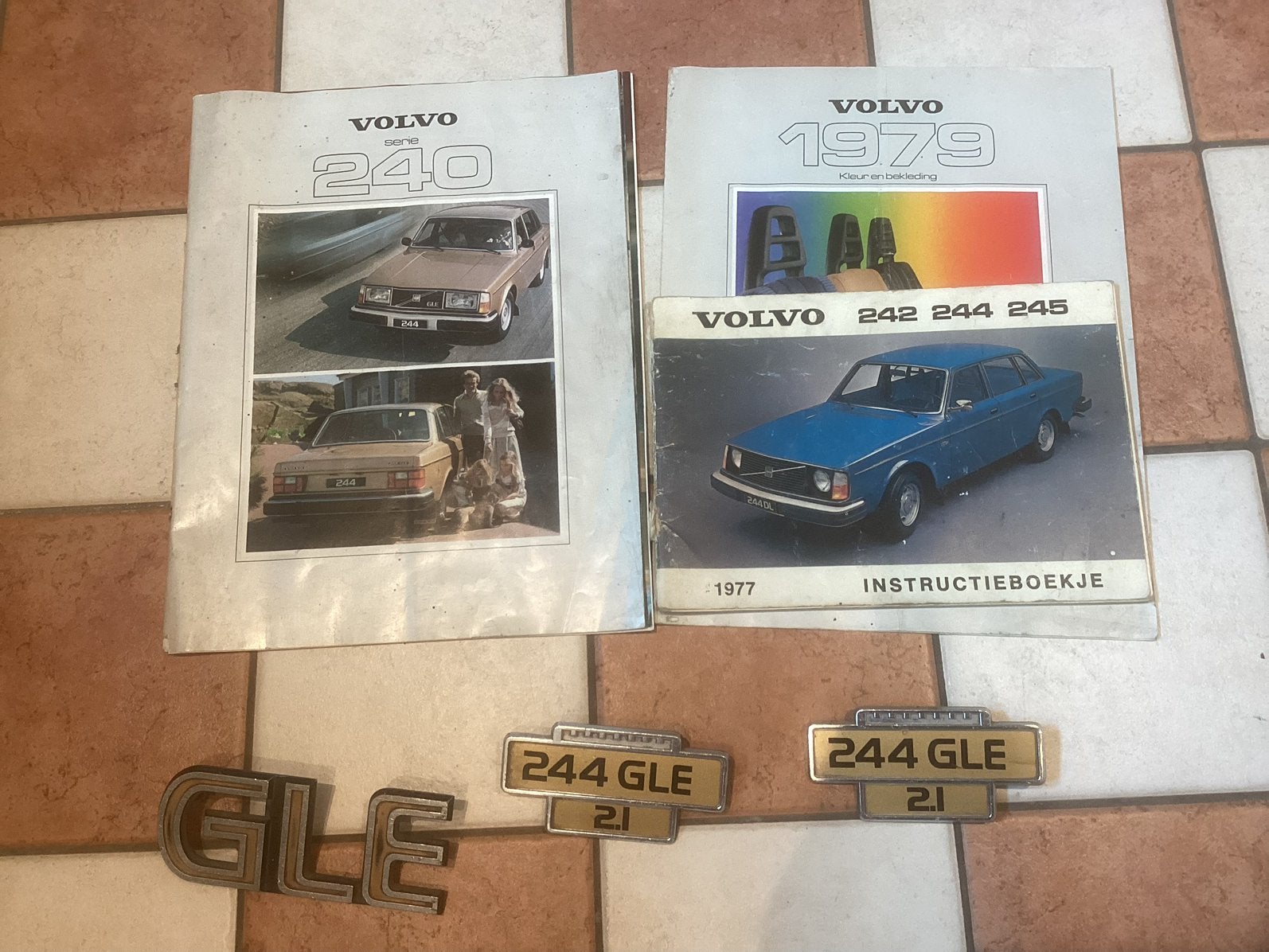 Embleem Volvo 244 en boekje, Ophalen of Verzenden