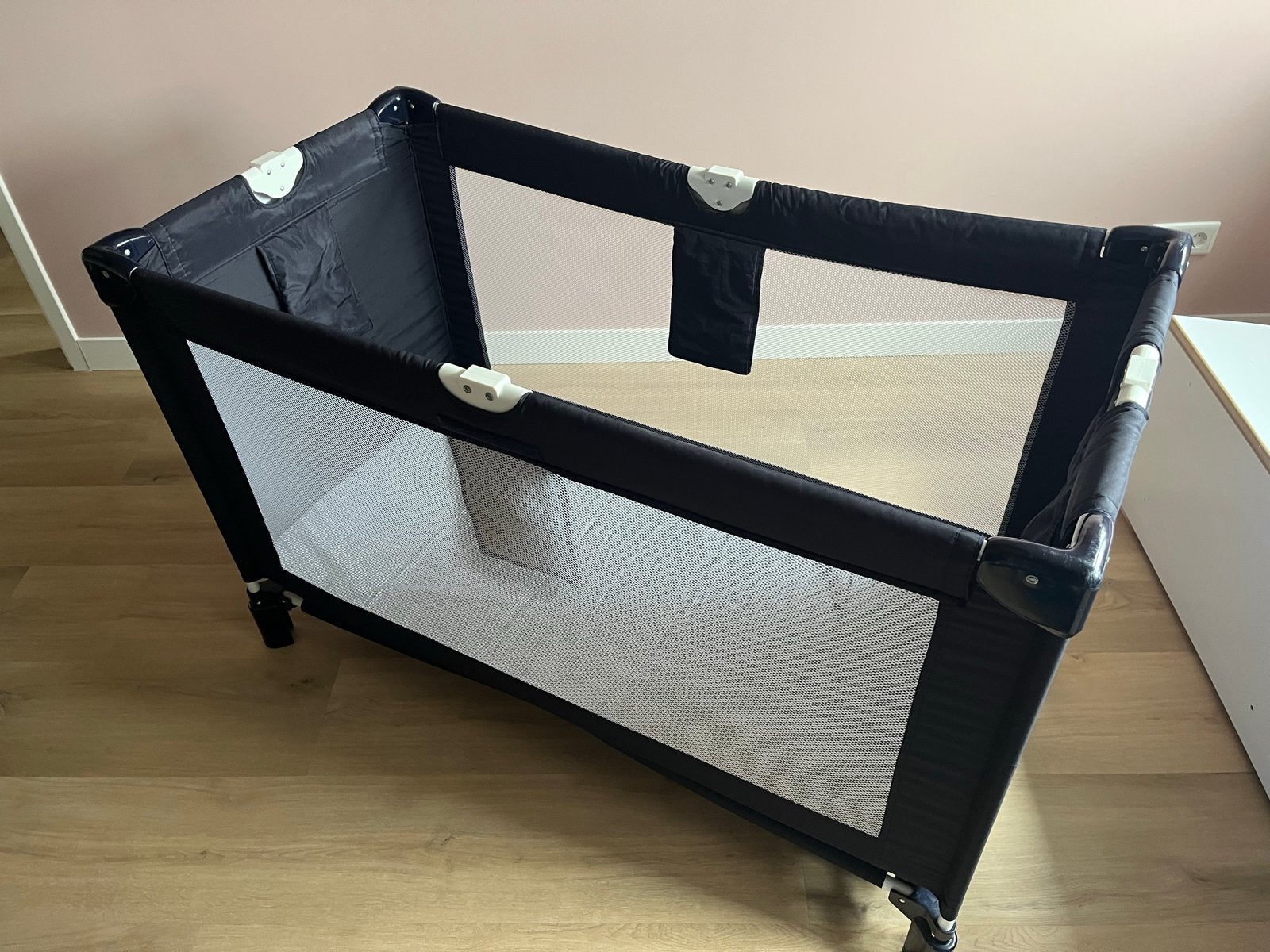 Campingbedje 60x120cm met Aerosleep topper, Ophalen, Gebruikt, Reisbedje