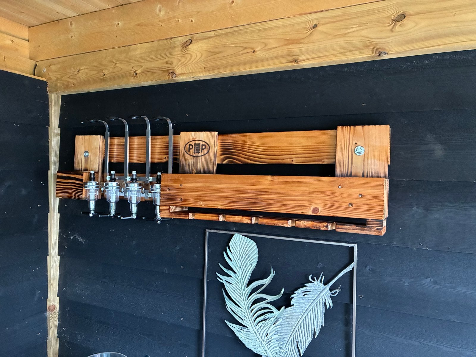 Houten barplank met drankdispensers en glazenhouder, Hout, Gebruikt, Ophalen of Verzenden, Bruin