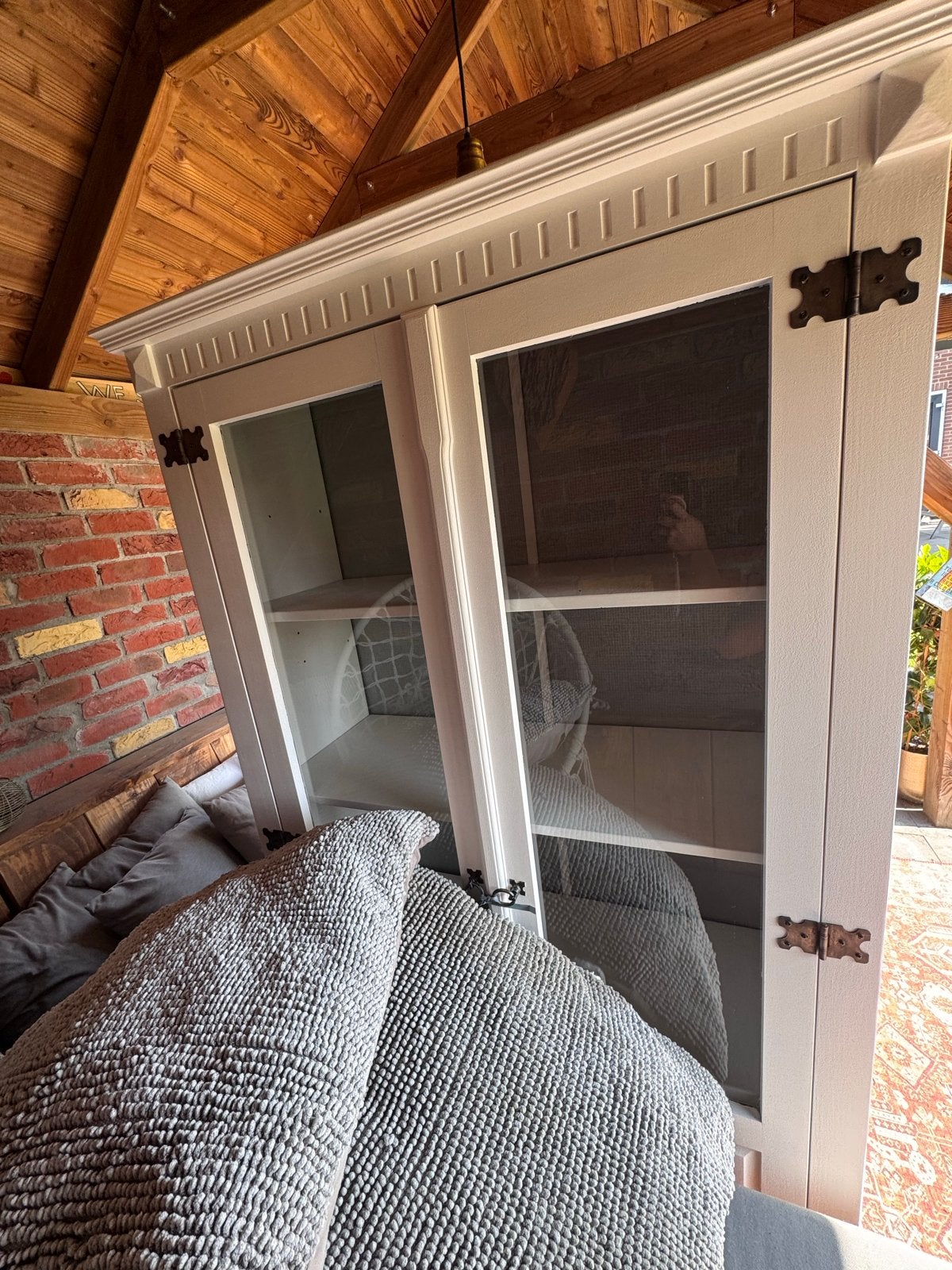 Witte vitrinekast met glazen deuren en planken, Ophalen, Gebruikt, 100 tot 150 cm, 150 tot 200 cm