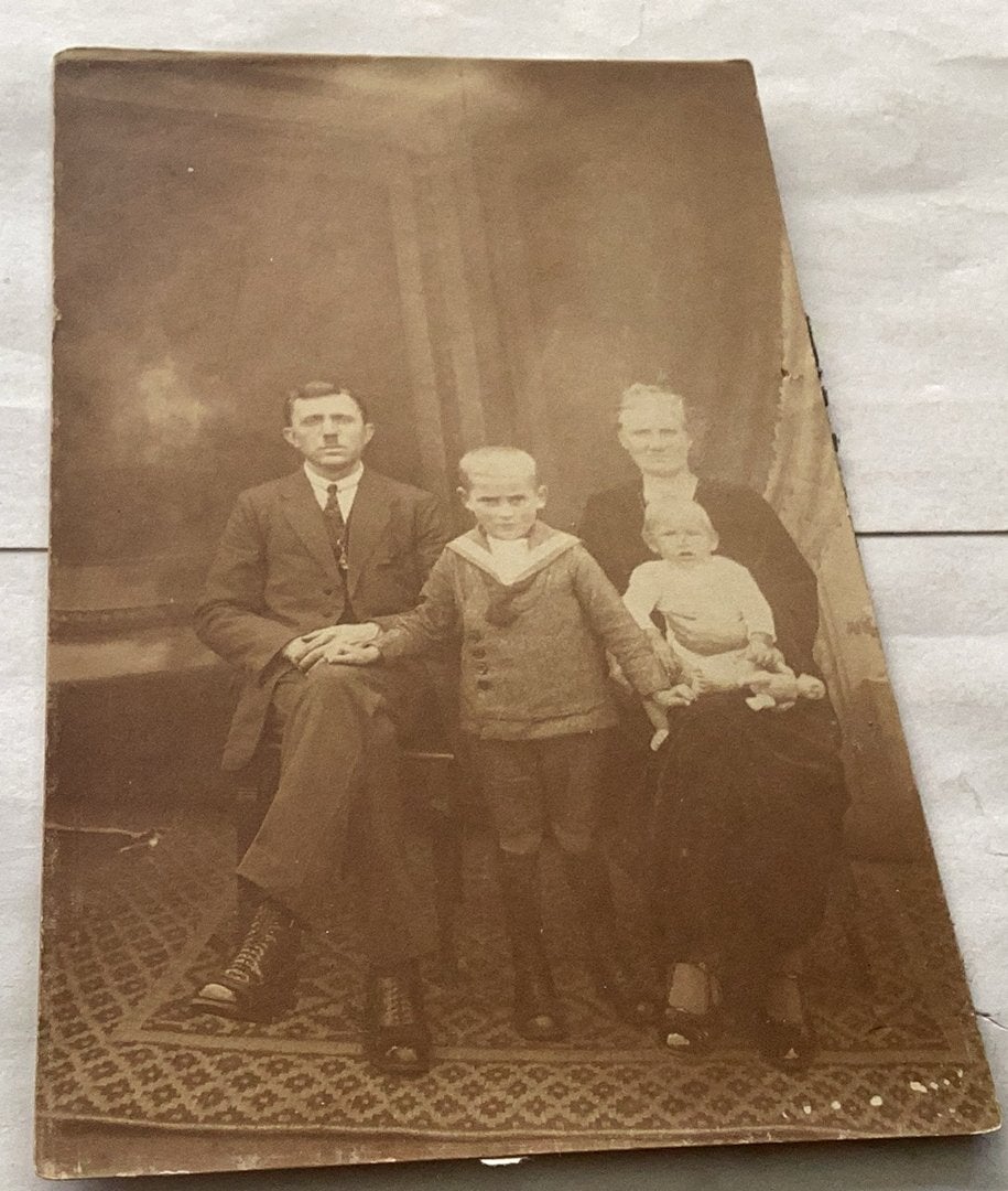 Oude foto van een familie jaren 20-30  9x14 cm, Ophalen of Verzenden, Voor 1940, Zo goed als nieuw