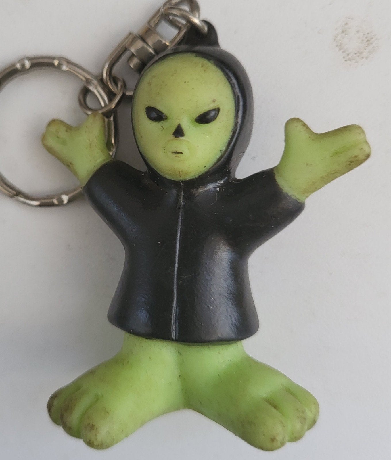 Sleutelhanger Groen Alien Figuurtje Zwart Gewaad, Ophalen of Verzenden, Gebruikt, Knuffel of Figuurtje
