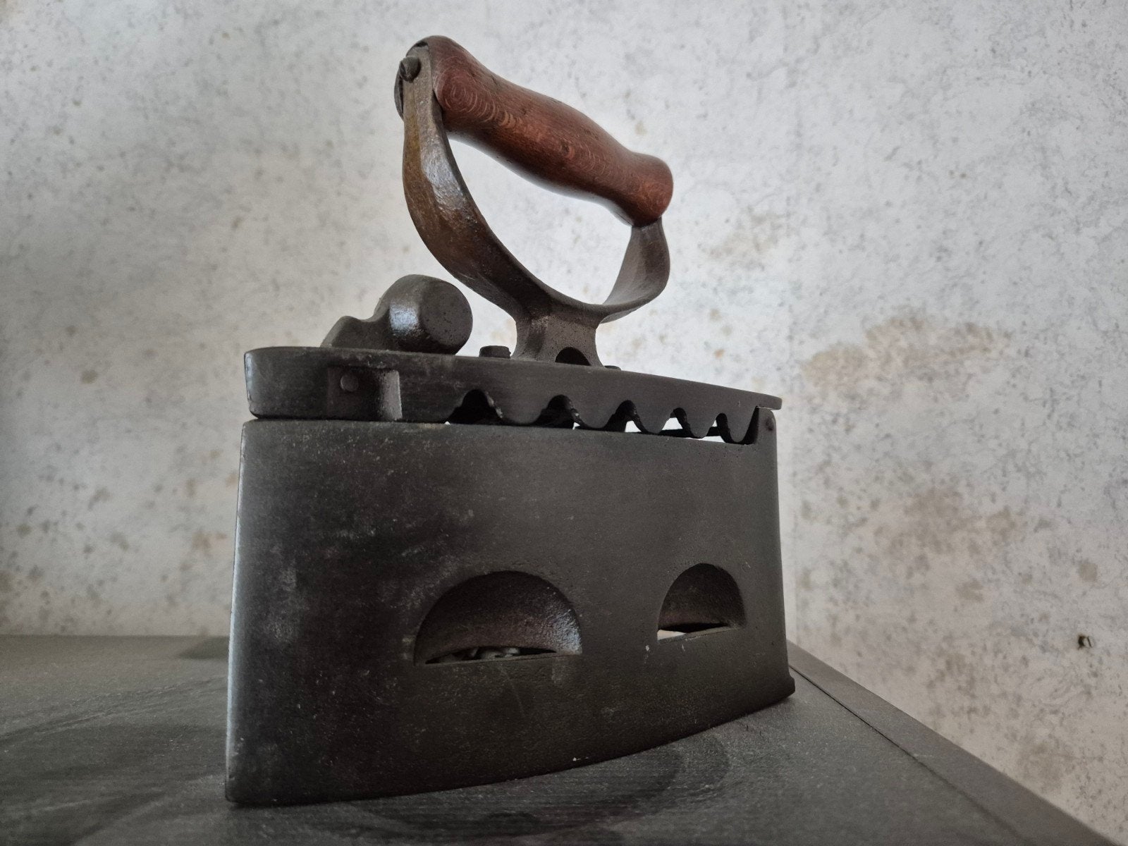 Antiek strijkijzer met houten handvat - decoratief, Ophalen of Verzenden