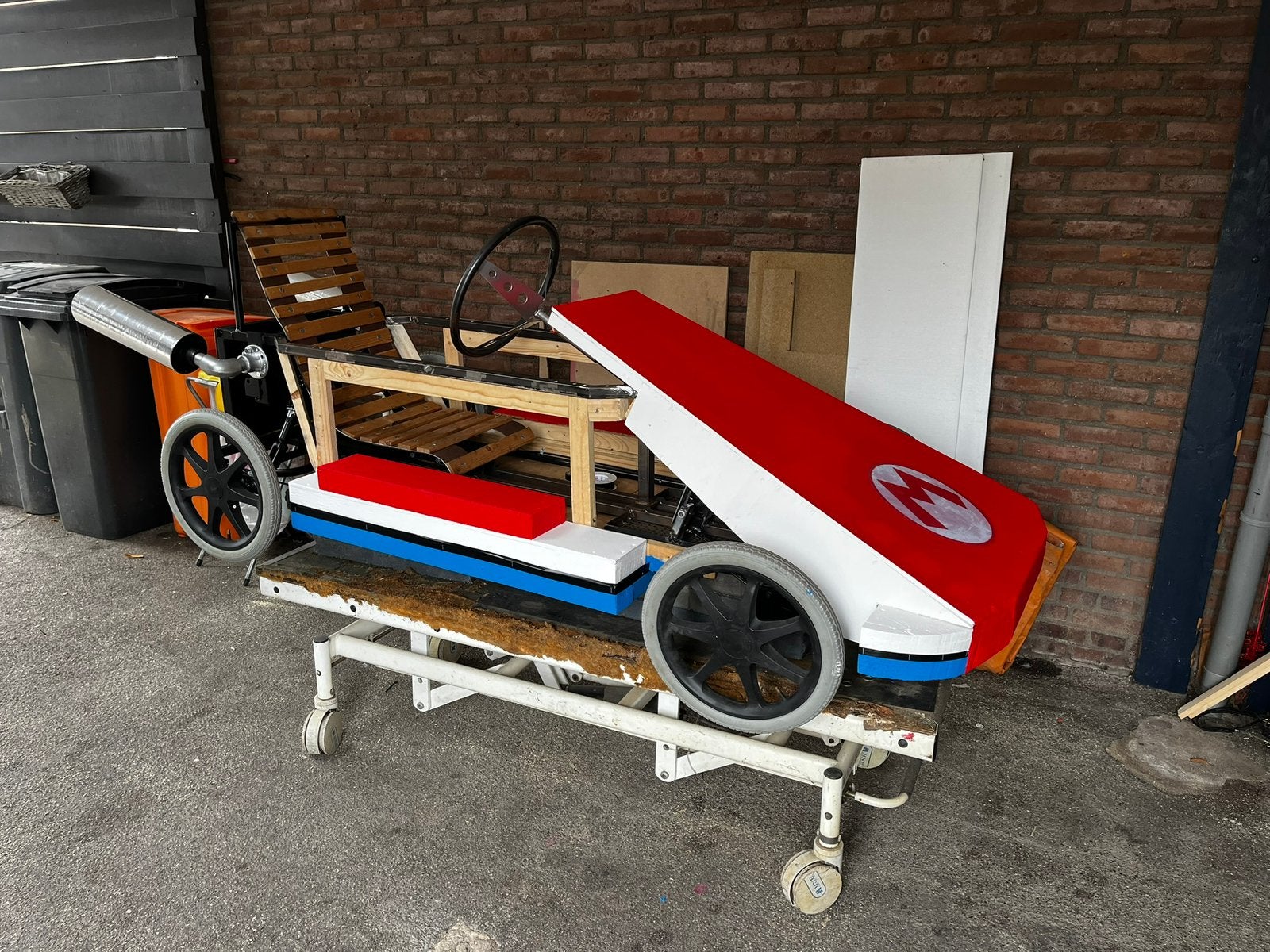 Elektrische heftafel gemaakt van ziekenhuisbed, Ophalen, Zo goed als nieuw
