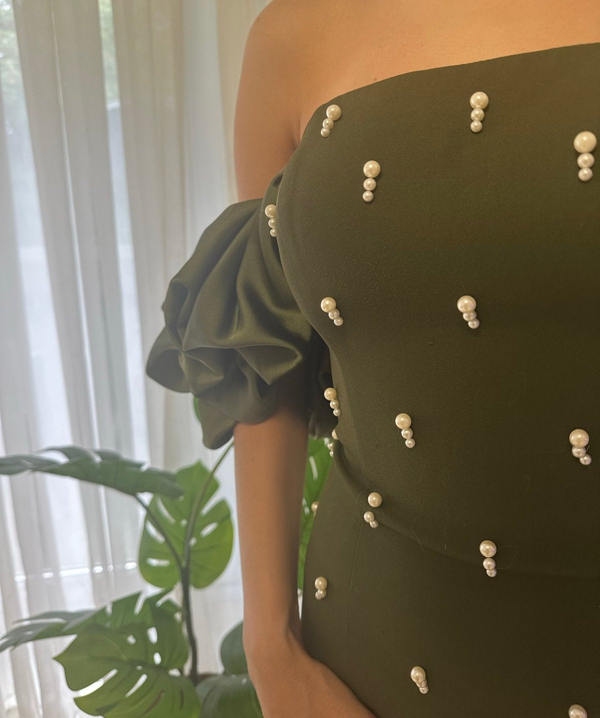 Kaki jurk met parels - eenmaal gedragen, Kleding | Dames, Jurken, Ophalen of Verzenden, Zo goed als nieuw, Maat 34 (XS) of kleiner