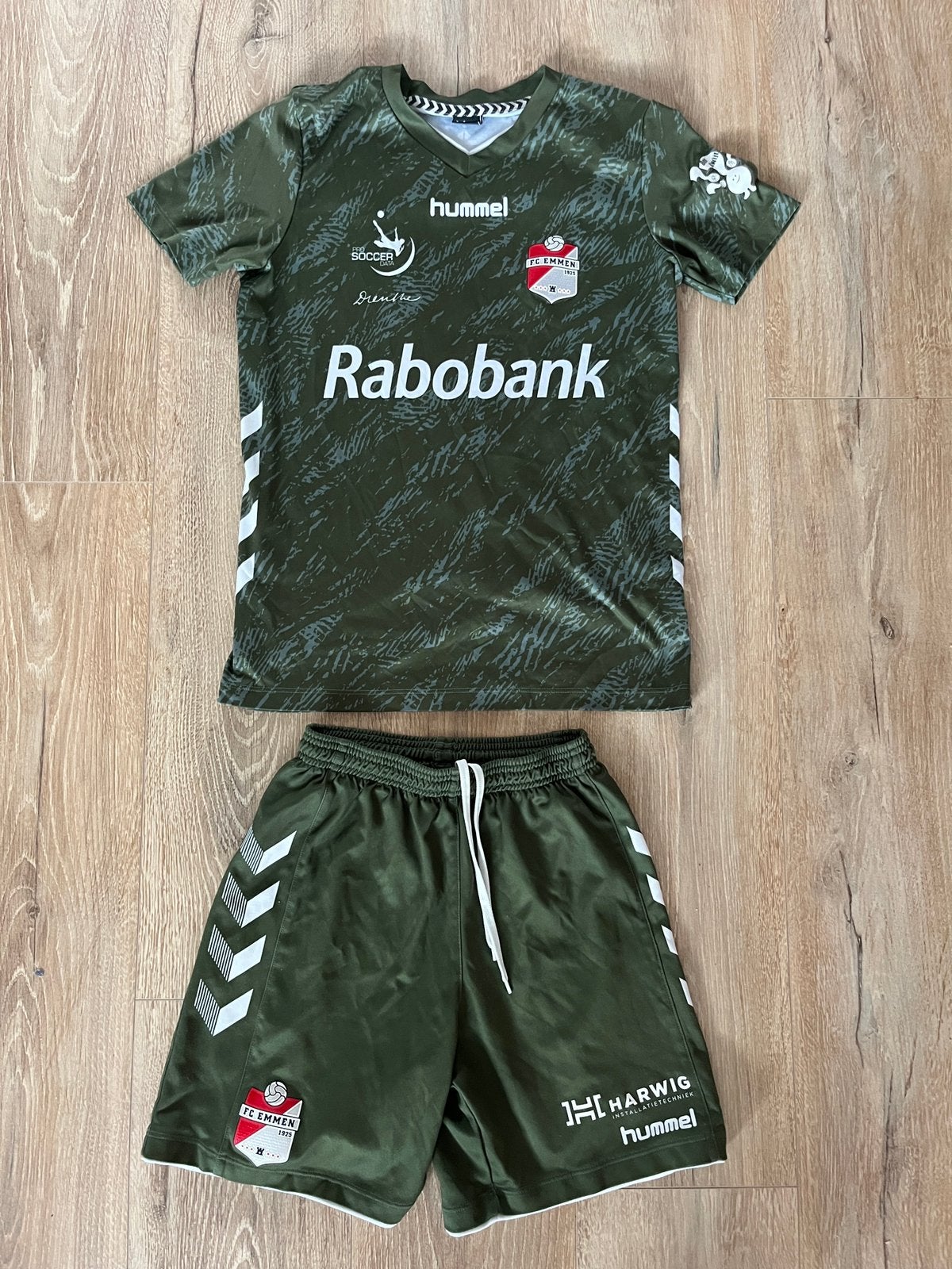 FC Emmen Hummel tenue maat 164, Ophalen of Verzenden, Zo goed als nieuw, Jongen, Sport- of Zwemkleding
