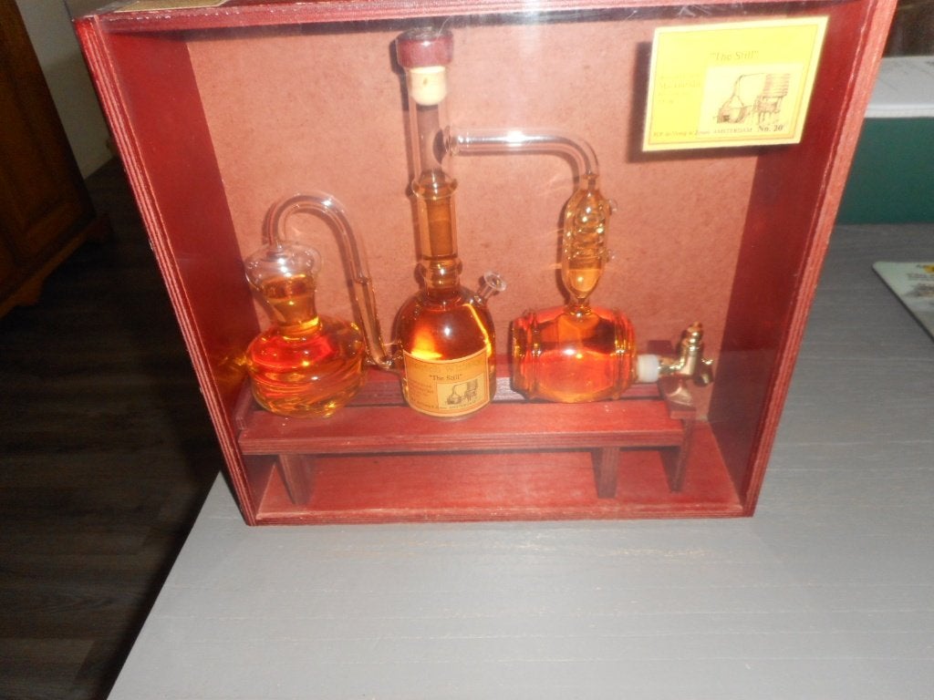 AANGEBODEN DISTILLEERDERIJ VOOR SIER NIET OM TE DRINKEN., Overige gebieden, Overige typen, Ophalen of Verzenden, Zo goed als nieuw