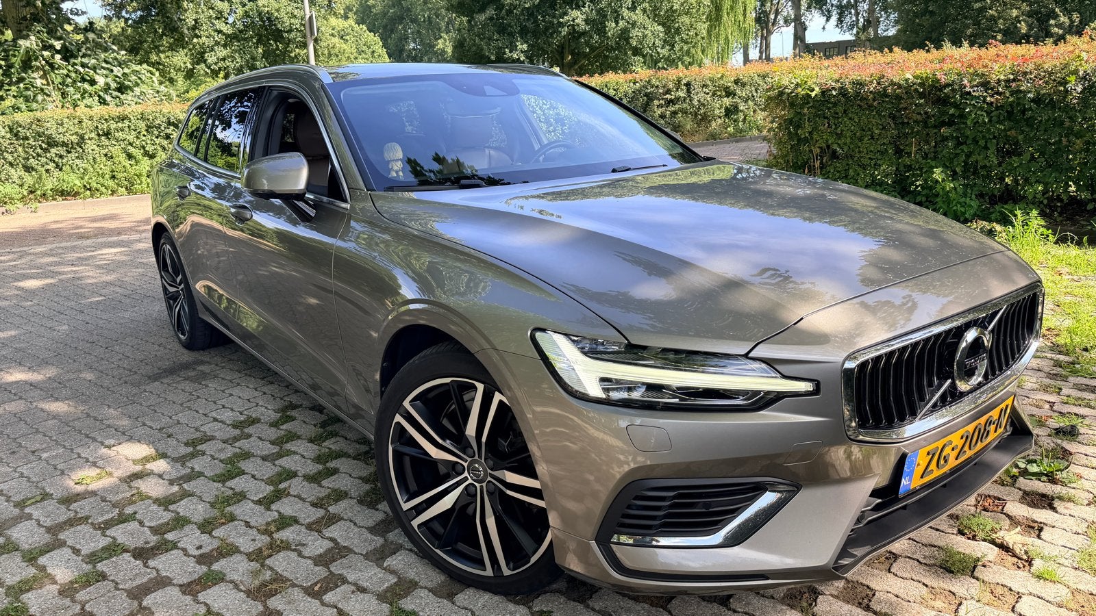 Volvo V60 T8 AWD 390PK Inscrip FULL OP| HUD/H&K/pano/NL auto, Automaat, Parkeerassistent, 1972 kg, Beige