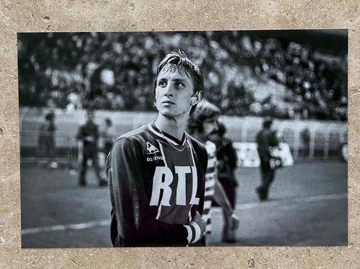 Org zwart/wit foto 20x30 cm van Johan Cruijff voor PSG 01, Verzenden, Nieuw, Ajax, Poster, Plaatje of Sticker