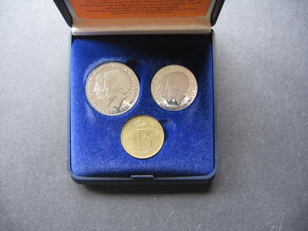 Inhuldiging set 1980 1 en 2 ½ Gulden Nikkel en  KNM penning., Postzegels en Munten, Ophalen of Verzenden, Koningin Beatrix, Overige waardes