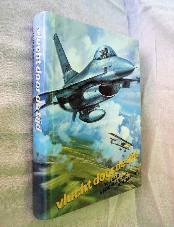 vlucht door de tijd 75 jaar Nederlandse luchtmacht. 1e druk., Ophalen of Verzenden, Zo goed als nieuw, 1945 tot heden, Luchtmacht
